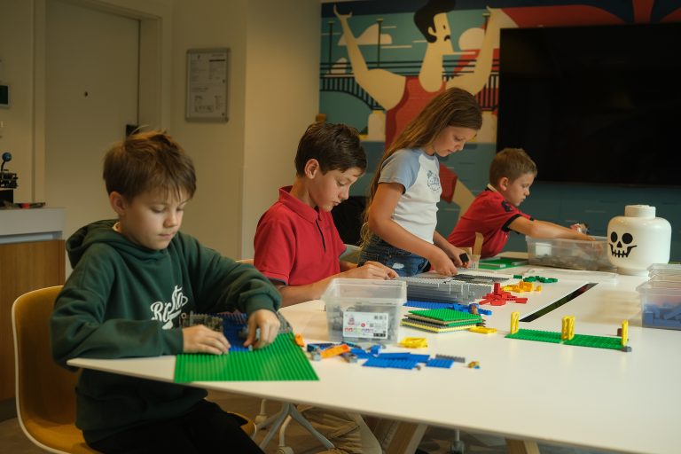 dzieci układają klocki lego